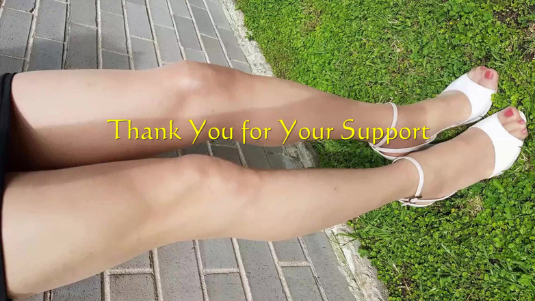 Dani Leg: Bronz külotlu çoraplı Dani_leg seksi bacaklarını gösteriyor