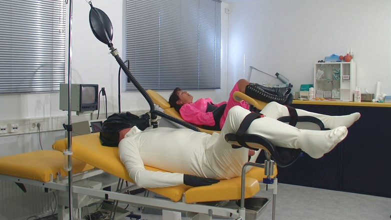 Rubber & Clinic Studio - 1ATOYS: Rawatan getah dengan gasmask