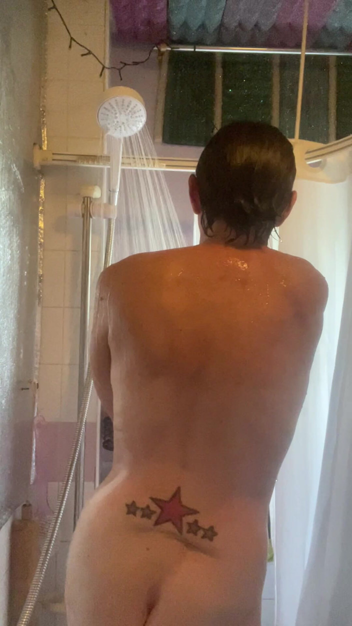 MistressWriggler: Hot MILF with Perfect Tits Showers and Chats Away to...