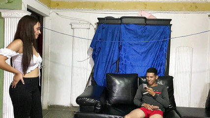 roxani: Najdu svého nevlastního bratra masturbovat a pomůžu mu dostat mléko