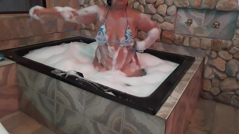 Enfgulosa: Exhibition in the bathtub