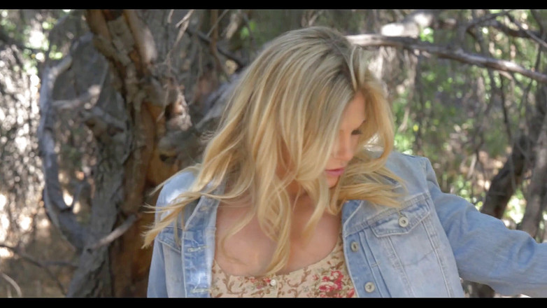 Leon Lambert Girls Twerk Parties CFNM: Remaja blonde melancap secara sensual di dalam hutan di bawah...