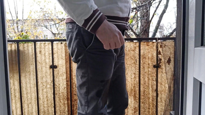 Kinky Guy: Ryzykowne sikanie na balkonie. Sąsiedzi obserwują!