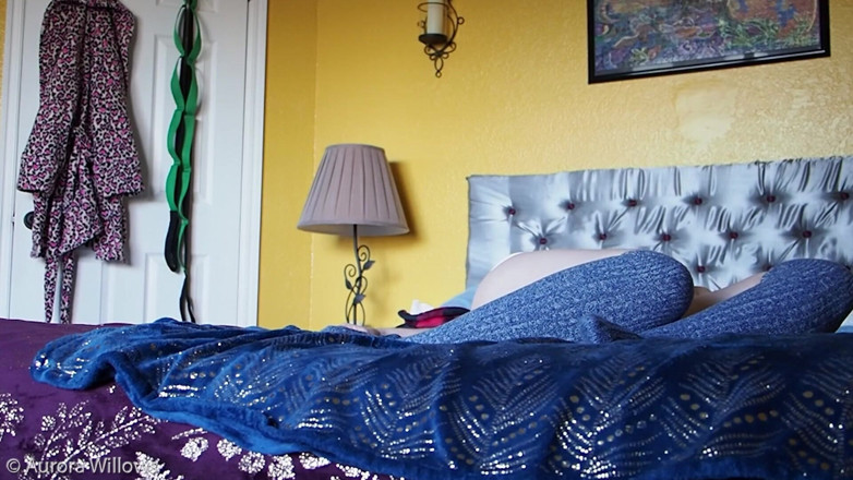 Aurora Willows: workout on my bed