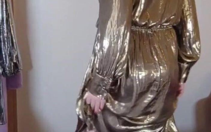 Sissy in satin: 穿着性感金色金属连衣裙的热辣变装者