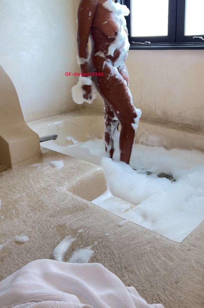 Its Nyota: Play with Me in the Bath Tub