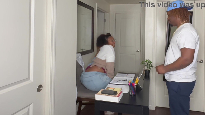 Kendale: 巨大なお尻を持つBossybbw Sugarbootyは、彼女の巨根インターンケンデールと彼女の道を持っています