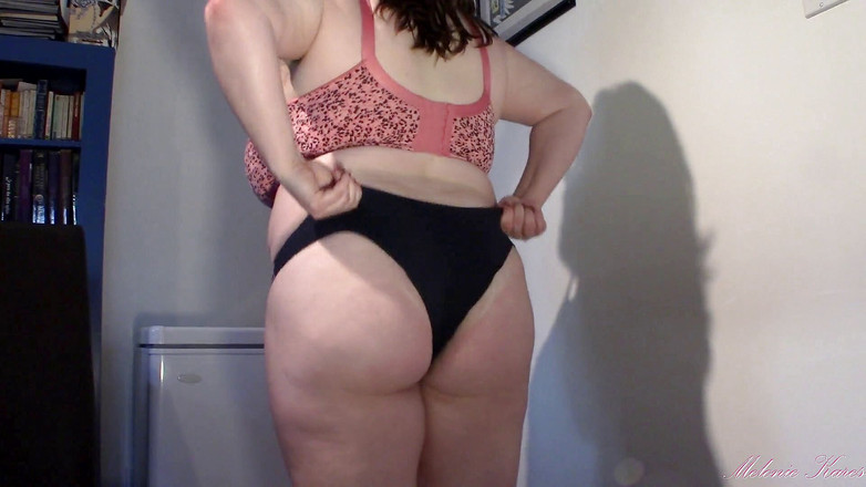 Melonie Kares: 꽉 조이는 팬티와 배 플레이