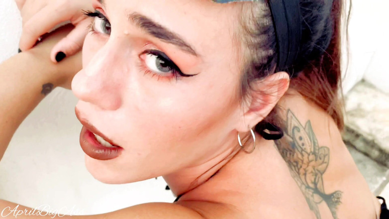 April BigAss: पुलिसकर्मी की सख्त और सूखी चूत की चुदाई होती है और फिर उसके मुंह में वीर्य मिलता है, वह सब निगल जाता है!!