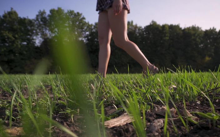 Teasecombo 4K: Student Girl Walks Outdoors and Flashing Full Back Panties Under...