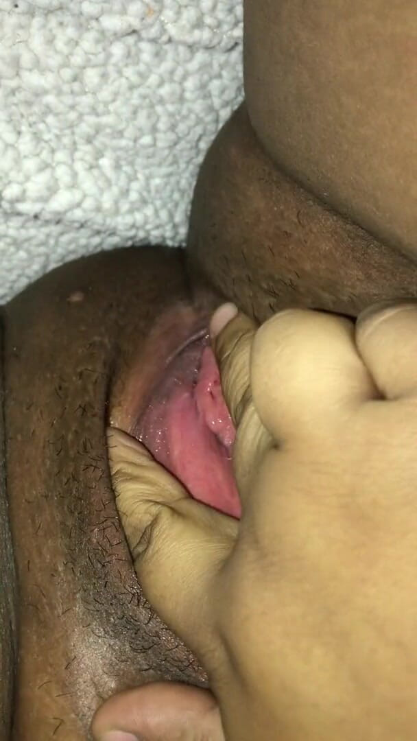 Wet pussy bby: Bby joue avec sa grosse chatte mouillée