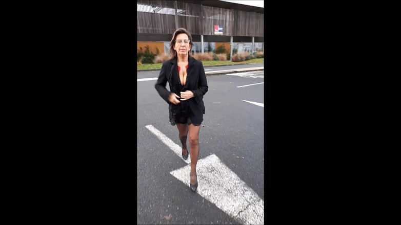 Intim422a: Noemie nel parcheggio