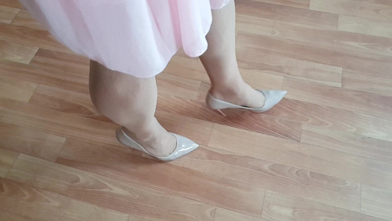 Milosbroz: नग्न पंपों में चड्डी और पतली