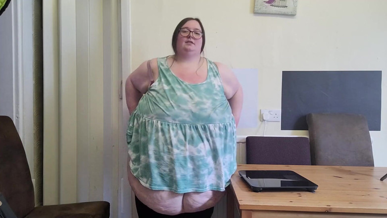 SSBBWLadyBrads: Brzuch ważą się z boku