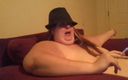 Ms Kitty Delgato: 帽子をかぶって喫煙、側面図