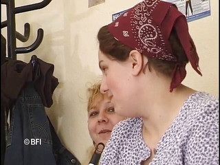 Nasty matures and dirty grannies club: サッカーチームはおばあちゃんをファックします。