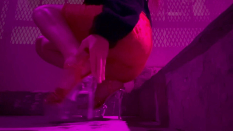 Artemisia Love: Artemisia Love nosí vysoké podpatky venku a kouří cigaretu