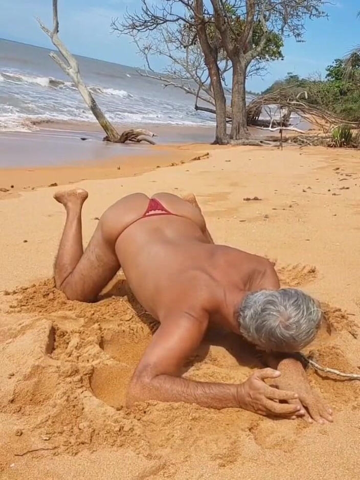 Ladysilvas: Ladysilva en la playa mostrando su culo caliente en bragas...