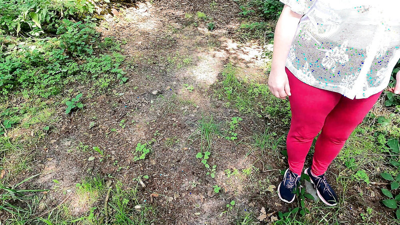 Bouncy Tits Action: Schiaffeggiando le sue tette bianche rosse nel bosco