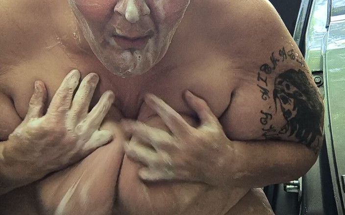 HerculesnVENUS: Sich nackt im auto einseifen, ist es ihr egal, wessen...