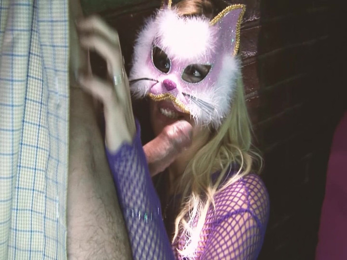 The Window of Sex: Catsbabes excitées, scène - 3 chatons excités en lingerie baisent ensemble dans...