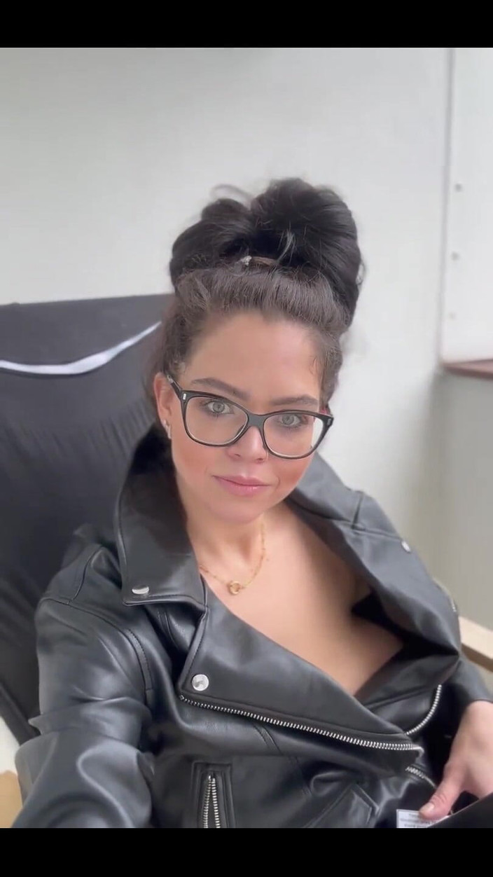 Shione Cooper: Куріння без бюстгальтера на балконі