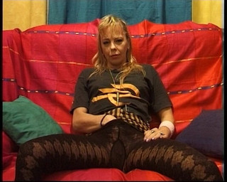 YOUR FIRST PORN: Madura Elisa se mete los dedos y se divierte con...