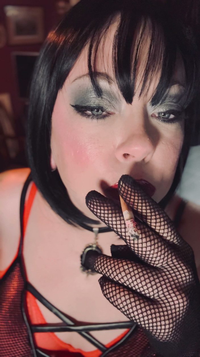 Tina Snua: Amante fumante Tina Snua Chain fuma 2 cigarros de superking em...