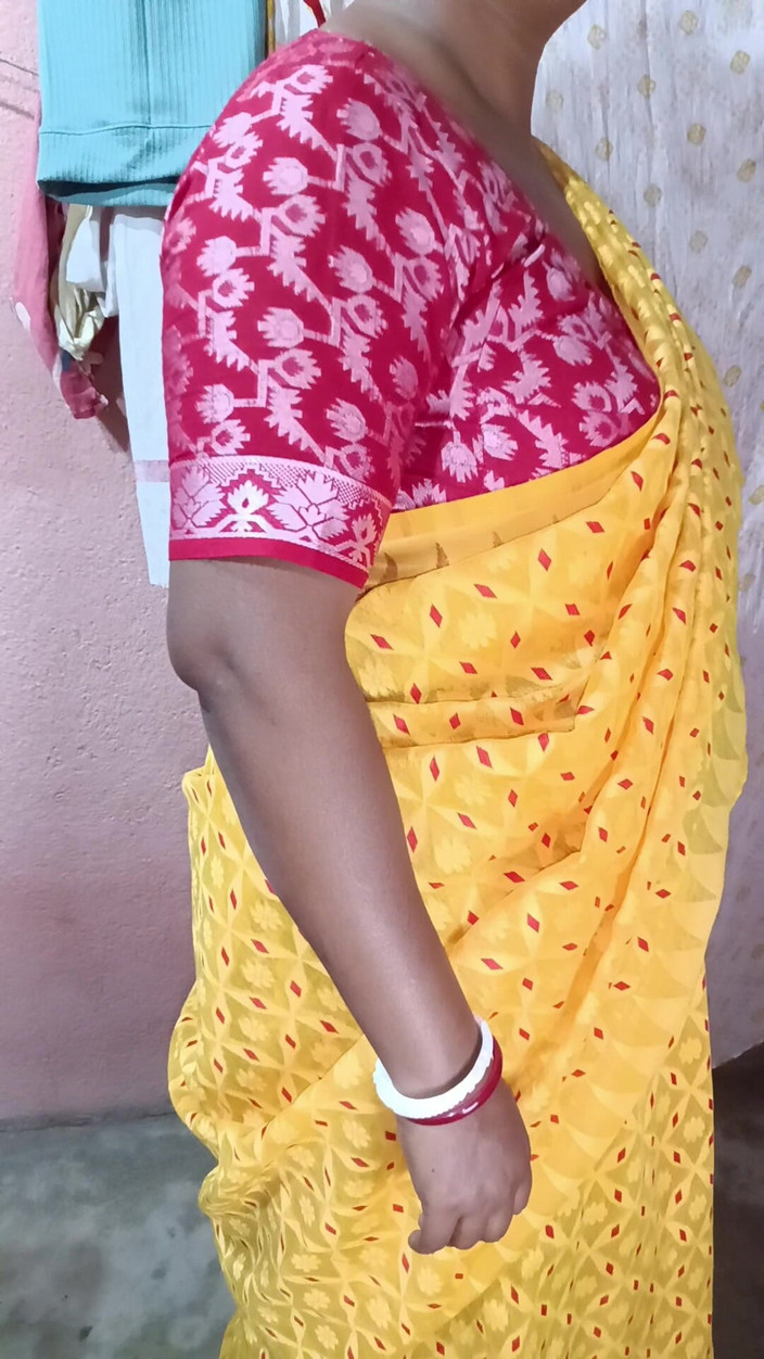 Pakhi0705: Gele saree laat solo sfw vallen