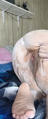 他们说把一个胖女孩在花里滚来找湿润的地方呢？