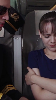 Nádherná Cortney Weiss si vydělává křídla v excentrickém rozhovoru pilota Ray Adler