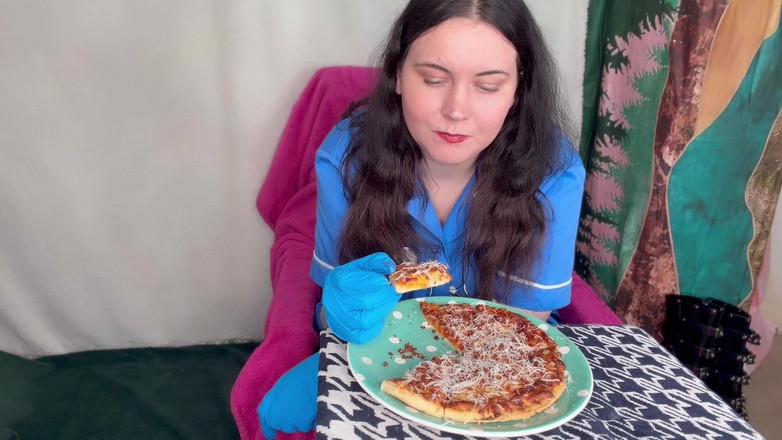 MissFFW: Hemşire iki kadın bir erkek uzun bir günün ardından yemek...