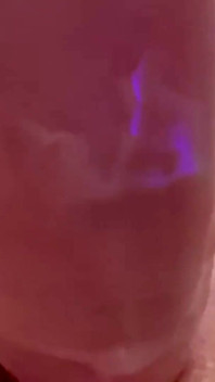 Solo masturbiert mit A auf dem Bett