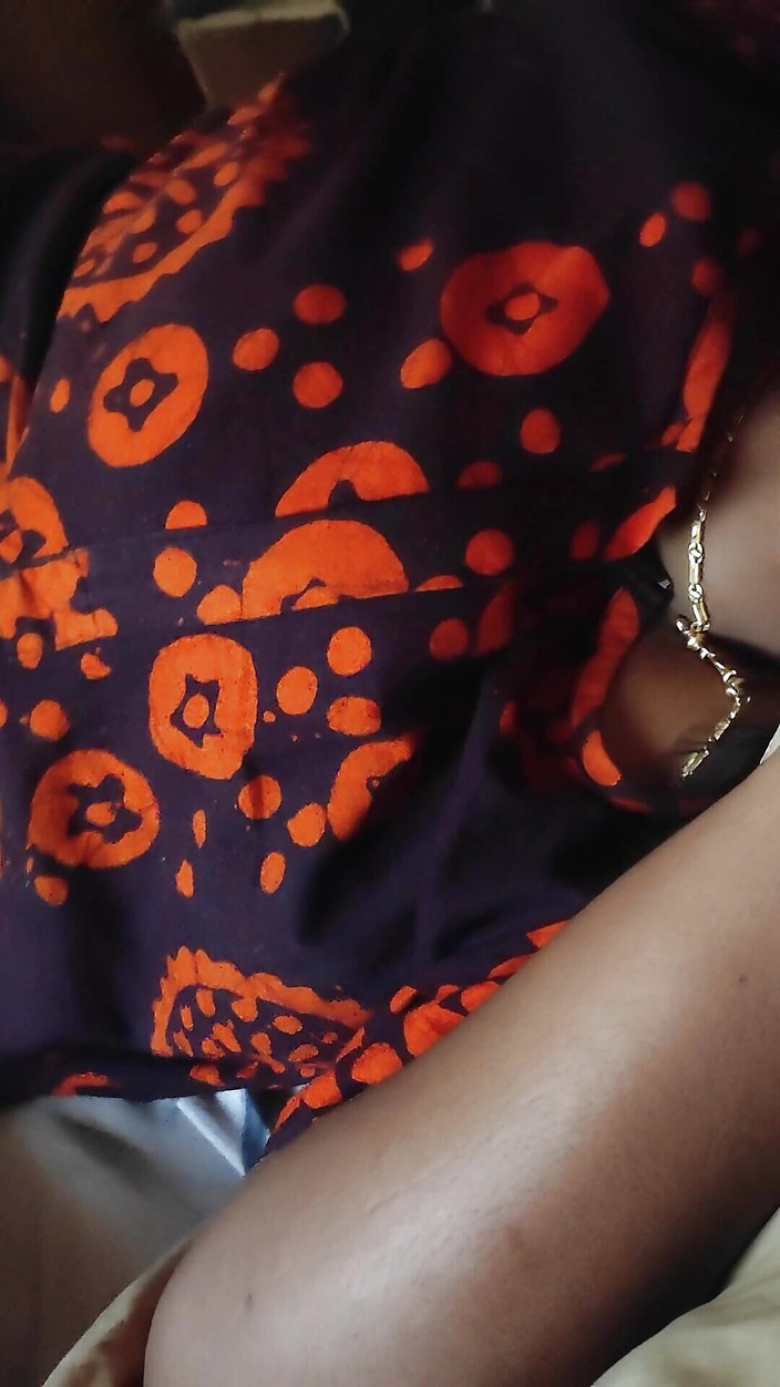 Realmallucouplevlog: Ấn Độ bhabi khoe hàng với hàng xóm