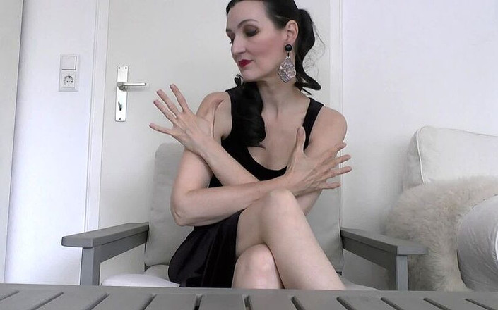 Lady Victoria Valente: Mina vackra händer