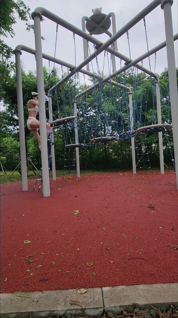 NotAFuta: 공원에서 메이드 노출증