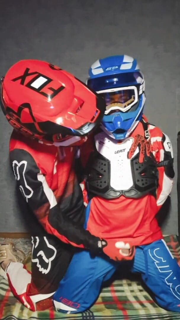 Sneakersmax98: 모토크로스 기어를 입은 남자가 Mxhelmet에서 일부를 가져옵니다.