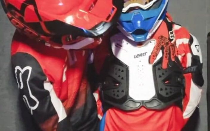 Sneakersmax98: Un tip într-un echipament motocross primește o porție pe Mxhelmet