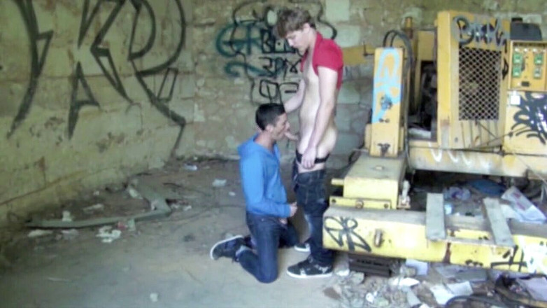 Gaybareback: Twink Kameron Frost tarafından sikiliyor