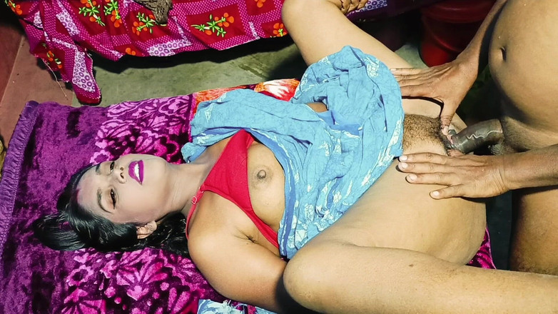 Anal girl: 印度妻子在浴室里操她的女婊