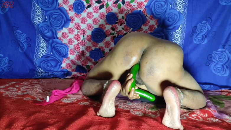 DeepReenu123: 性感人妻被黄瓜土地干