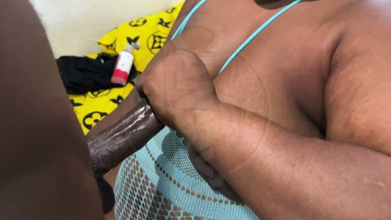 HottCandy: Handjob, bis er meine titten besamt
