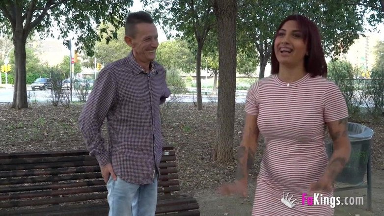 FAKings: Chce víc a víc! Valeria se topí šukáním svého prvního starého...