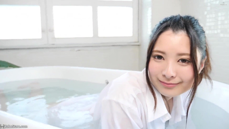 Babe Stare: Asiatisches mädchen spielt in diesem solo-video mit sich selbst