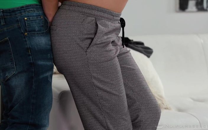 Nuru Massage: Masaż Nuru - para próbuje Nuru po raz pierwszy i robi...