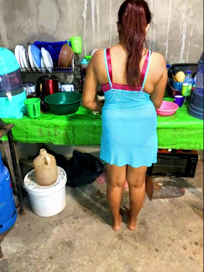 Tiyana: Ateşli evli kadın kocası yemek yaparken amını parmaklıyor