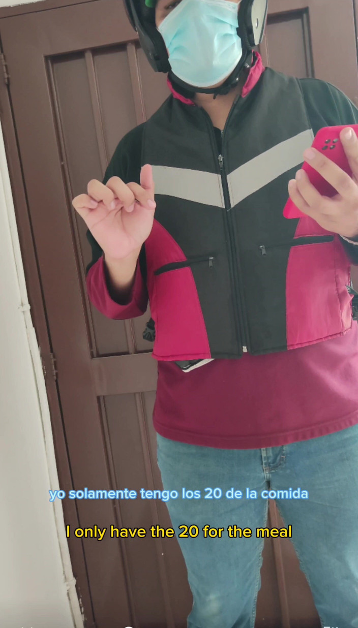 Emily-Chan: 私の義理の妹は自宅で手コキを与えます、スペイン語と英語の字幕