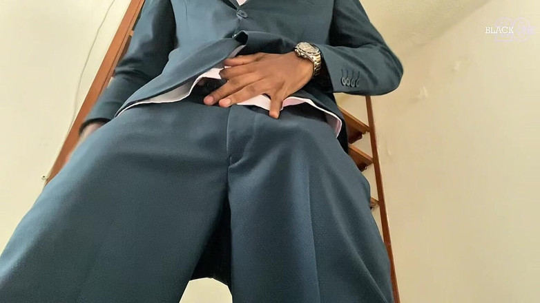 Black-2001: Подивіться, як тато одягає костюм і мастурбує свій великий член, голосно стогне