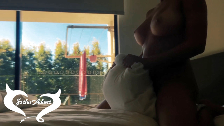 Sasha Adams: 海辺のリゾートで枕をこぶしてオナニー!