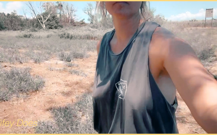 Wifey Does: Wifey se atrevió a caminar alrededor de las tetas side...